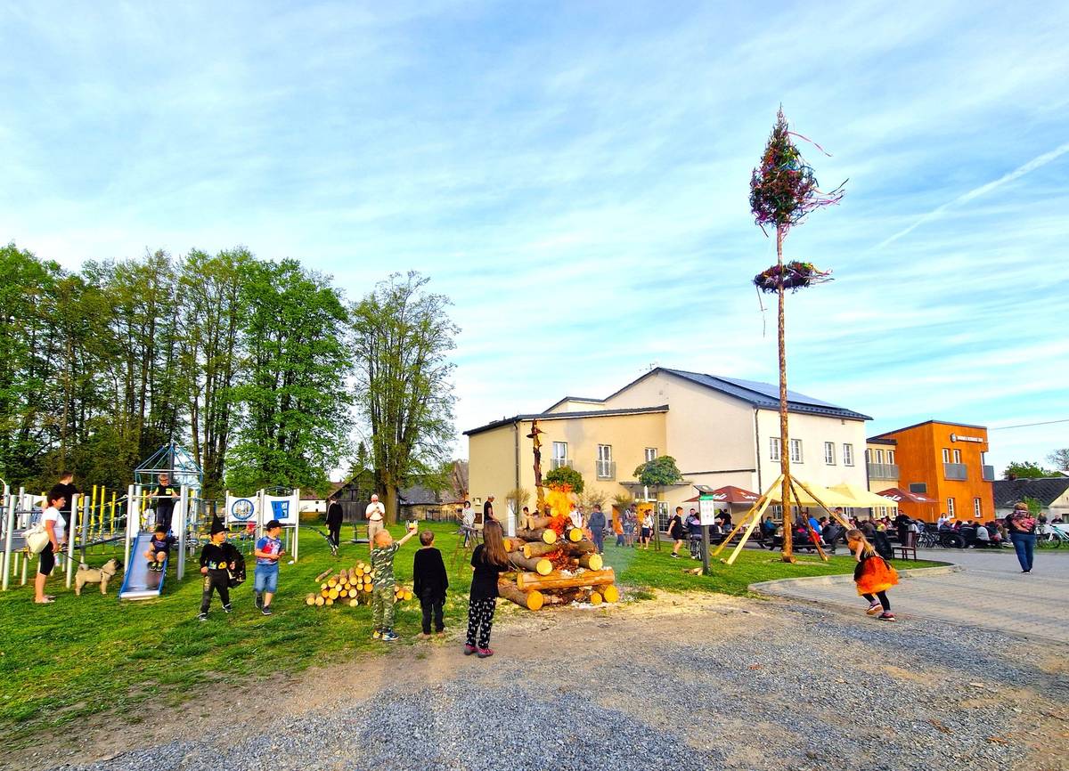 Zveme všechny malé i velké ve čtvrtek 30. dubna 2026 na PÁLENÍ ČARODĚJNIC A STAVĚNÍ MÁJE u Penzionu a restaurace Eden.