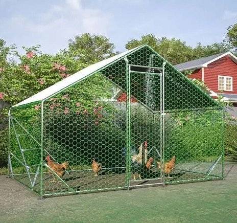 Informujeme dle Státní veterinární správy o výskytu nebezpečné nákazy ptáků vysoce patogenní aviární influenzy (ptačí chřipky) v malochovu drůbeže v obci Hájek u Uhříněvsi (k.ú.městské části Praha 2). Krajská veterinární správa Státní veterinární správy pro Středočeský kraj (dále jen „KVS SVS pro Středočeský kraj“) nezřizuje kolem tohoto ohniska tzv. uzavřené pásmo (ochranné pásmo o poloměru 3 km a pásmo dozoru o poloměru 10 km). Chovatelům drůbeže a jiných ptáků chovaných v zajetí se doporučuje důsledné dodržování opatření biologické bezpečnosti ve svých chovech, spočívající zejména v ochraně chovaných ptáků před kontaktem s volně žijícími ptáky, kteří jsou nejčastějším zdrojem nákazy pro chované ptáky. V následujících 30 dnech se doporučuje vypouštět chované ptáky pouze do ohraničených venkovních prostorů/výběhů a zabránit přístupu na volné volní plochy, na kterých by se mohly vyskytovat vodní volně žijící ptáci. Krmivo a napájecí vodu určenou pro chované ptáky umístit do budov, popř. pod přístřešky, aby nedošlo k jejich kontaminaci trusem volně žijícího ptactva. V případě, že chovatelé zjistí zvýšené úhyny chovaných ptáků, změny ve zdravotním stavu nebo změny v produkci vajec chovaných ptáků, je třeba, aby tyto skutečnosti neprodleně oznámili na krizovou linku KVS SVS pro Středočeský kraj tel.: +420 720 995 204. Více na https://www.mukarov.cz/obecni-urad-a-samosprava/aktuality/vyskyt-ptaci-chripky