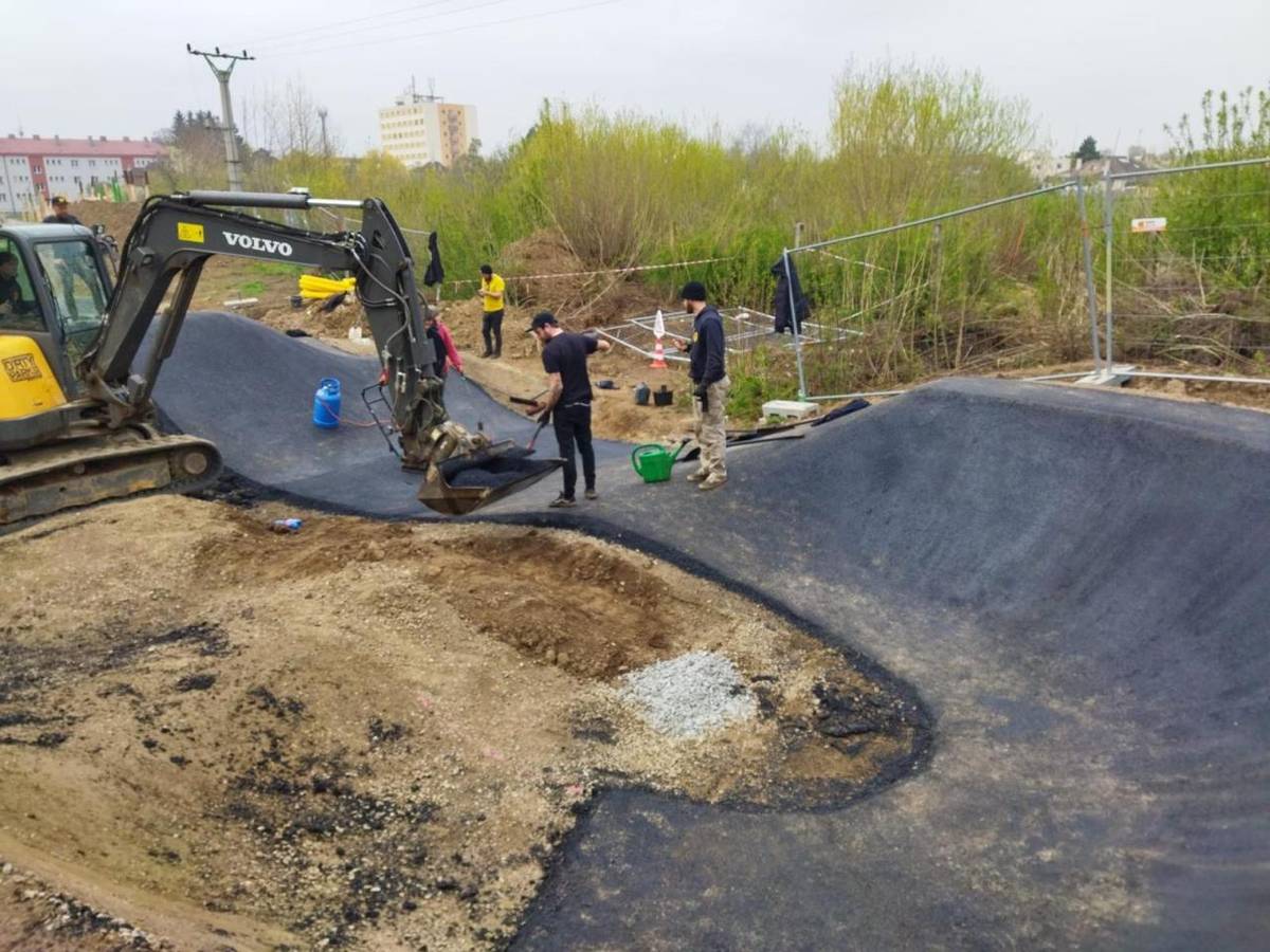 Práce na pumptrackové dráze se blíží do finále. Tento týden bude dokončena pokládka finálního asfaltového povrchu, který ale musí ještě vyzrát.