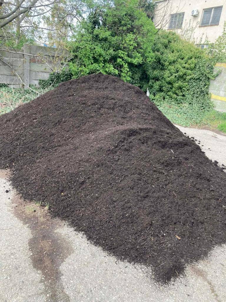 Oznamujeme občanom, že obec Lehota opakovane dala priviesť humusovú zeminu pre obyvateľov. Zemina je vysypaná na ploche vedľa vchodu do priemyselného areálu (bývalé poľnohospodárske družstvo) a je možné si ju nabrať v akomkoľvek množstve.