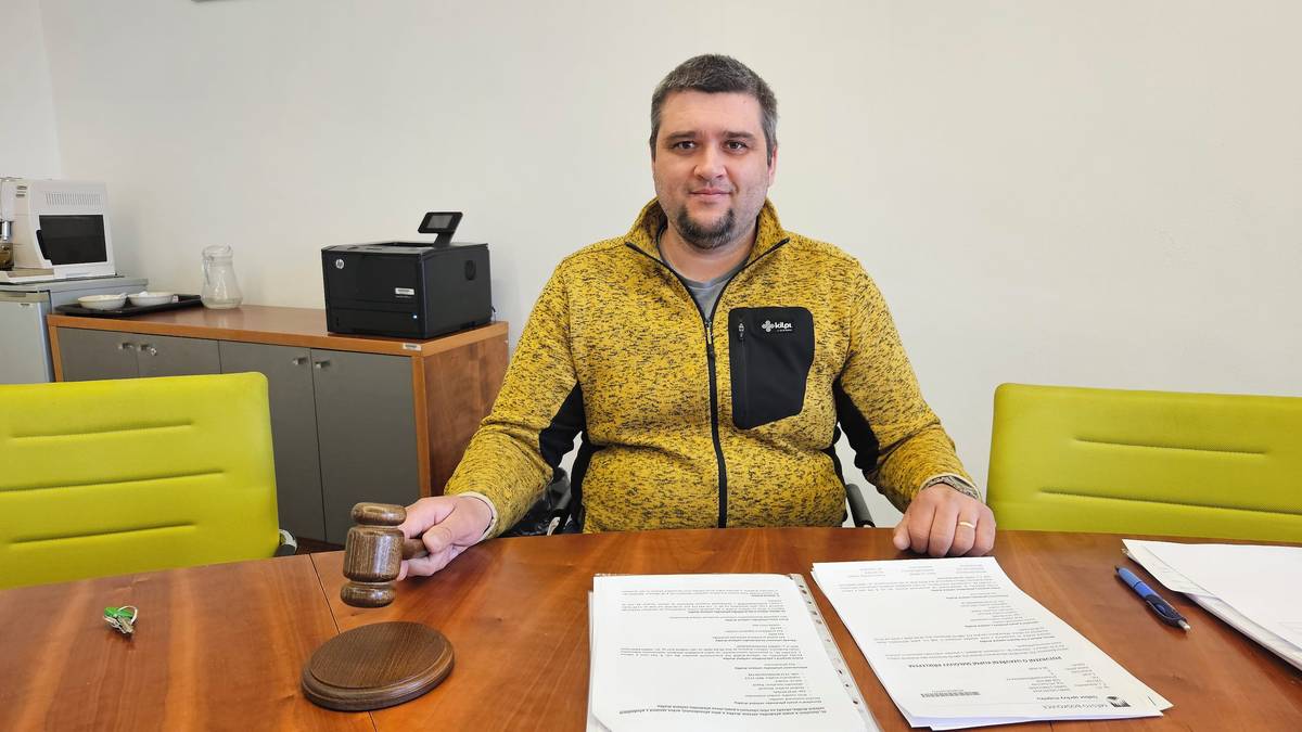 Ve čtvrtek 16. dubna 2026 proběhla veřejná dražba nepojízdných vozidel. Předmětem dražby byl vůz značky Renault Rapid, který byl dříve odstaven na ulici Gagarinova u dětského hřiště a následně na parkovišti na ulici Podhradí u bývalého autobazaru.