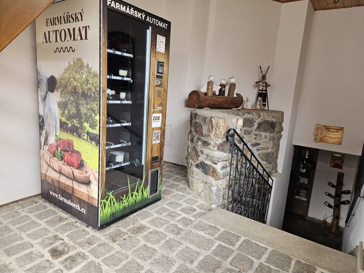 🥓 Na Selské návsi u vstupu do restaurace U Matasů v Černicích nově najdete farmářský automat, který nabízí výběr čerstvých dobrot nejen z farmy Borek. Pokud máte chuť na kvalitní lokální produkty (klobásy, uzený, škvarky a mléčné výrobky), určitě se zastavte a vyberte si kdykoli během dne – pohodlně a bez čekání.  🧀 Přijďte ochutnat poctivé farmářské výrobky přímo od producentů a podpořit místní produkci. Nákup v automatu je rychlý, jednoduchý a dostupný prakticky kdykoliv. 💳 Platba kartou bude možná od příštího týdne.
