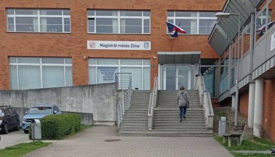 Zlín - Magistrát města Zlína informuje veřejnost o plánované opravě vstupu do městské budovy na ulici L. Váchy 602. Práce se uskuteční na dvě etapy, začnou ve čtvrtek 16. dubna, a v závislosti na počasí skončí v průběhu srpna. Přístup pro veřejnost i zaměstnance zůstane po celou dobu prací zajištěn.