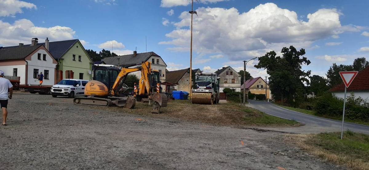 Výměna povrchu návsi ve Hvožďanech