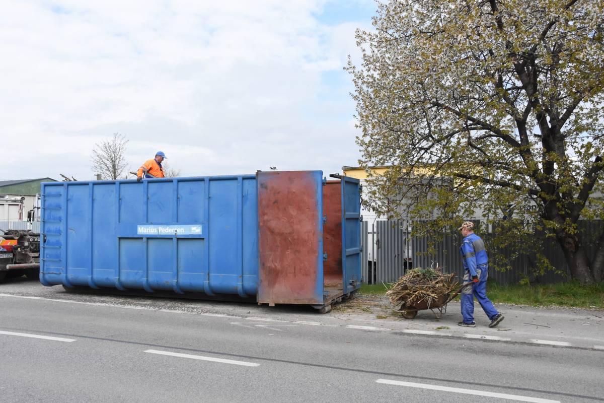 Pripomíname, že do veľkoobjemových kontajnerov nie je možné ukladať elektroodpad, vyradené batérie a akumulátory, žiarivky, železný šrot ani iné nebezpečné odpady. Môžete ich vyložiť ku kontajnerom, odkiaľ odvoz zabezpečí spoločnosť Marius Pedersen. Veľkoobjemové kontajnery budú v sobotu 18. apríla 2026 v určenom čase umiestnené na týchto uliciach: od 8.00 do 12.00 h Dolné Pažite – Rybáre (most – [...]Čítať viac...