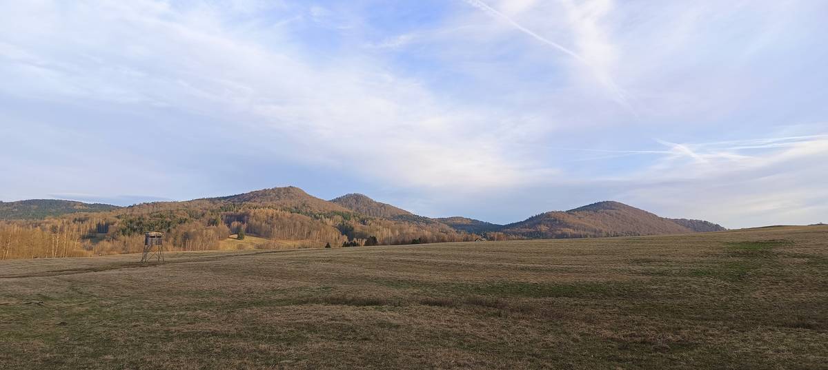 Vítězný návrh Oldřichovské stovky Do hlasování se dostaly čtyři zajímavé návrhy:  zvukařská technika a projektor na obecní sál polepy výloh na krámu stepper letní kino  A jak hlasování dopadlo?  🥇 zvukařská technika a projektor na obecní sál: 43 hlasů 🥈 polepy výloh na krám: 37 hlasů 🥉 stepper: 22 hlasů letní kino: 20 hlasů  Vítězný návrh ukázal, že vám záleží na kvalitním zázemí pro společná setkávání, kulturní akce i komunitní život. A to je skvělá zpráva! Navíc se povedlo propojit vaše přání s dlouhodobými plány obce. Připravujeme vymalování sálu a zlepšení jeho akustiky. Autor vítězného návrhu už aktivně vybírá vhodnou techniku. Současně obec zajistila odborníky, kteří provedou měření akustiky a navrhnou její vylepšení. Tím ale nekončíme – v plánu je také postupné dovybavení sálu (například nádobím a dalšími potřebnými věcmi), aby byl ještě lépe připravený na všechny akce, které nás čekají. Děkujeme všem, kdo se do Oldřichovské stovky zapojili.  Jana a Jířa