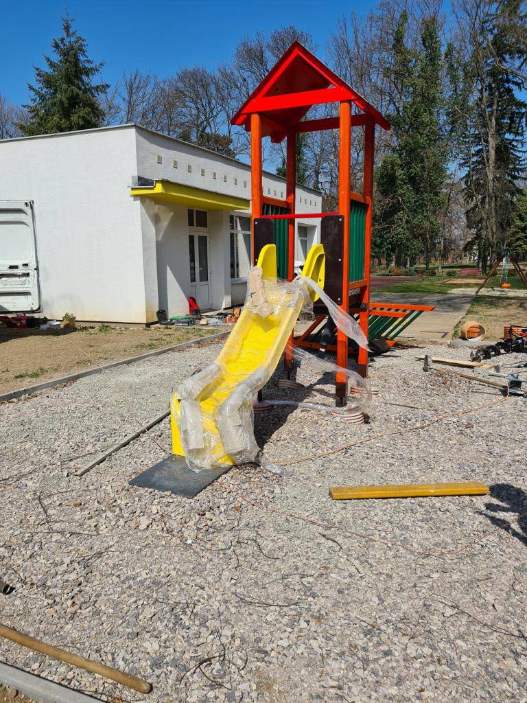 Na základe § 59, ods.6 zákona NR SR č. 245/2008 o výchove a vzdelávaní sa prihláška na prijatie dieťaťa do materskej školy v školskom roku 2026/27 podáva na formulári zverejnenom MŠSR. Súčasťou je potvrdenie všeobecného lekára pre deti a dorast o zdravotnej spôsobilosti dieťaťa a o povinnom očkovaní
