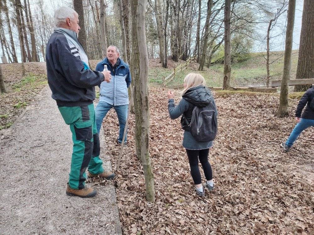 Informuje o dalším úspěšném vystoupení našich seniorů v rámci akce "Putovní seniorské hry". Tentokrát se soutěžící setkali ve Vratimově, kde proběhlo již třetí soutěžní klání, a to ve hře zvané discgolf. Jelikož se jedná o méně známou disciplínu, bylo nejprve nutné seznámit se s jejími pravidly. K přípravě naši senioři využili hřiště v sousedních Dobraticích, kde si mohli hru vyzkoušet a potrénovat. Trénink probíhal v lesoparku, což přineslo i náročnější podmínky vyžadující přesnost a dobrou orientaci. Samotná soutěž se uskutečnila v úterý 14. dubna ve Vratimově. Naši senioři si vedli velmi dobře a v konkurenci 16 obcí vybojovali pěkné 6. místo, za což jim patří poděkování za vzornou reprezentaci obce. Další soutěžní klání čeká naše seniory již 5. května, kdy se utkají ve hře Molky v obci Řepiště. Přejeme jim mnoho úspěchů i v této disciplíně.