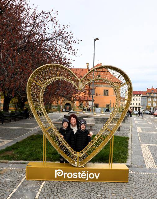 Prostějov potěšil své obyvatele i návštěvníky novou jarní instalací ve veřejném prostoru. Na Pernštýnském náměstí u kašny je nyní nainstalován fotopoint se světelným LED srdcem, který je volně přístupný veřejnosti. K dispozici bude až do 11. května 2026.                               Číst dál...