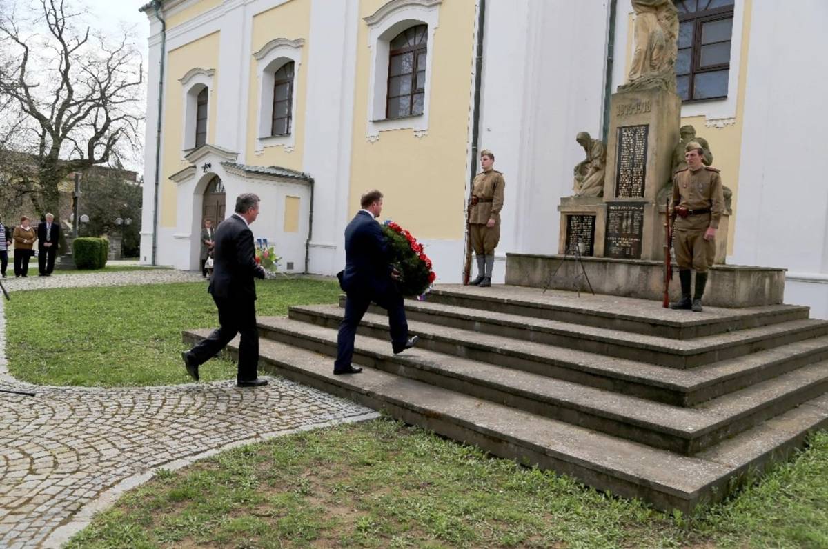 Obec Dolní Bojanovice zve občany na krátký pietní akt u Pomníku padlých, kterým si připomeneme výročí osvobození obce a uctíme památku obětí druhé světové války. Pietní setkání se uskuteční dnes po večerní mši svaté.