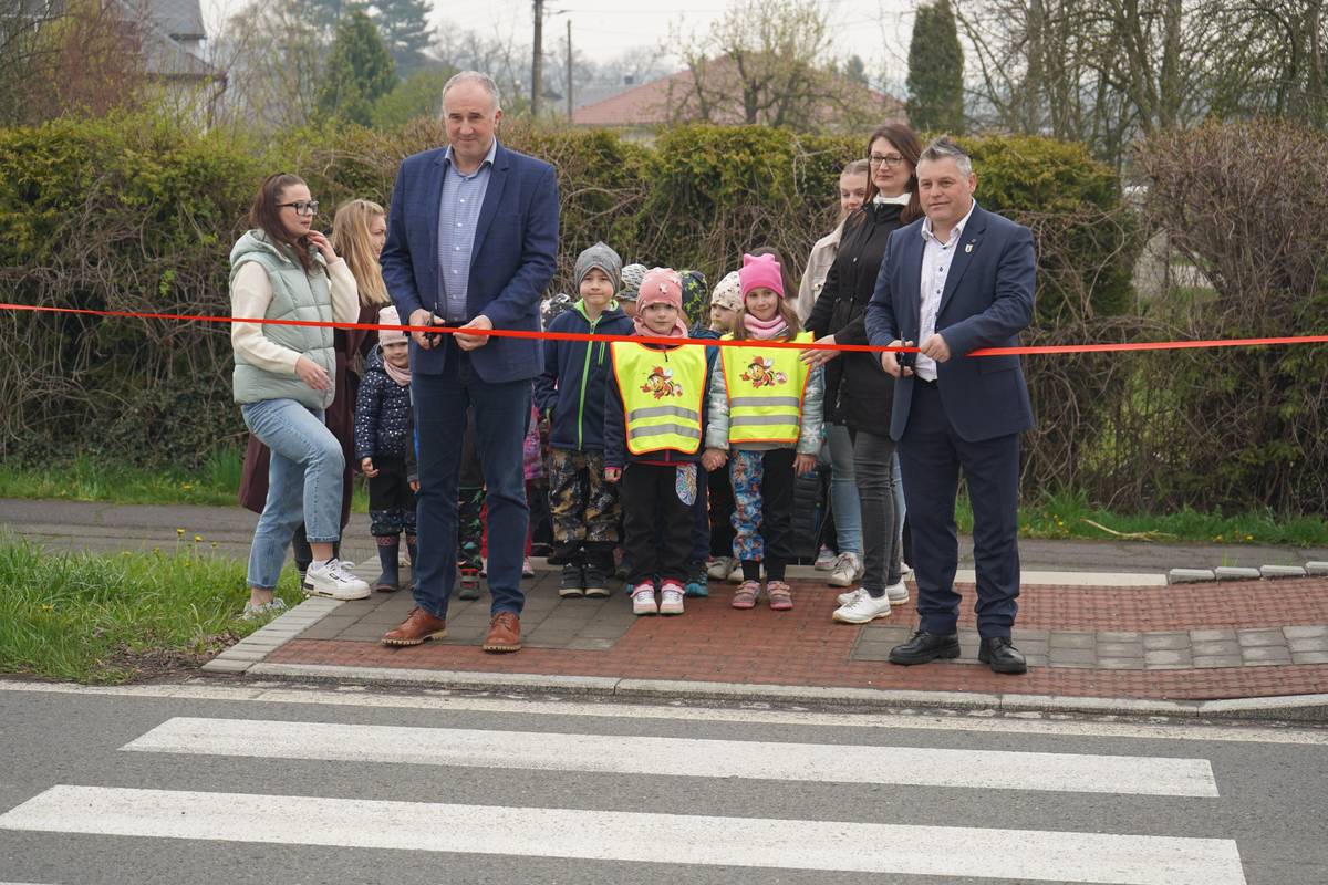 Dnes proběhlo slavnostní otevření nového přechodu pro chodce u statku na silnici III/48411 v obci Žabeň. Tento projekt přispěje ke zvýšení bezpečnosti chodců, zejména dětí a seniorů, v této části obce. 🚶♂️ 🙏 Realizace projektu podpořila Nadace ČEZ, za což jí patří velké poděkování. Děkujeme všem, kteří se na přípravě a realizaci podíleli. #Žabeň #Bezpečnost #NadaceČEZ