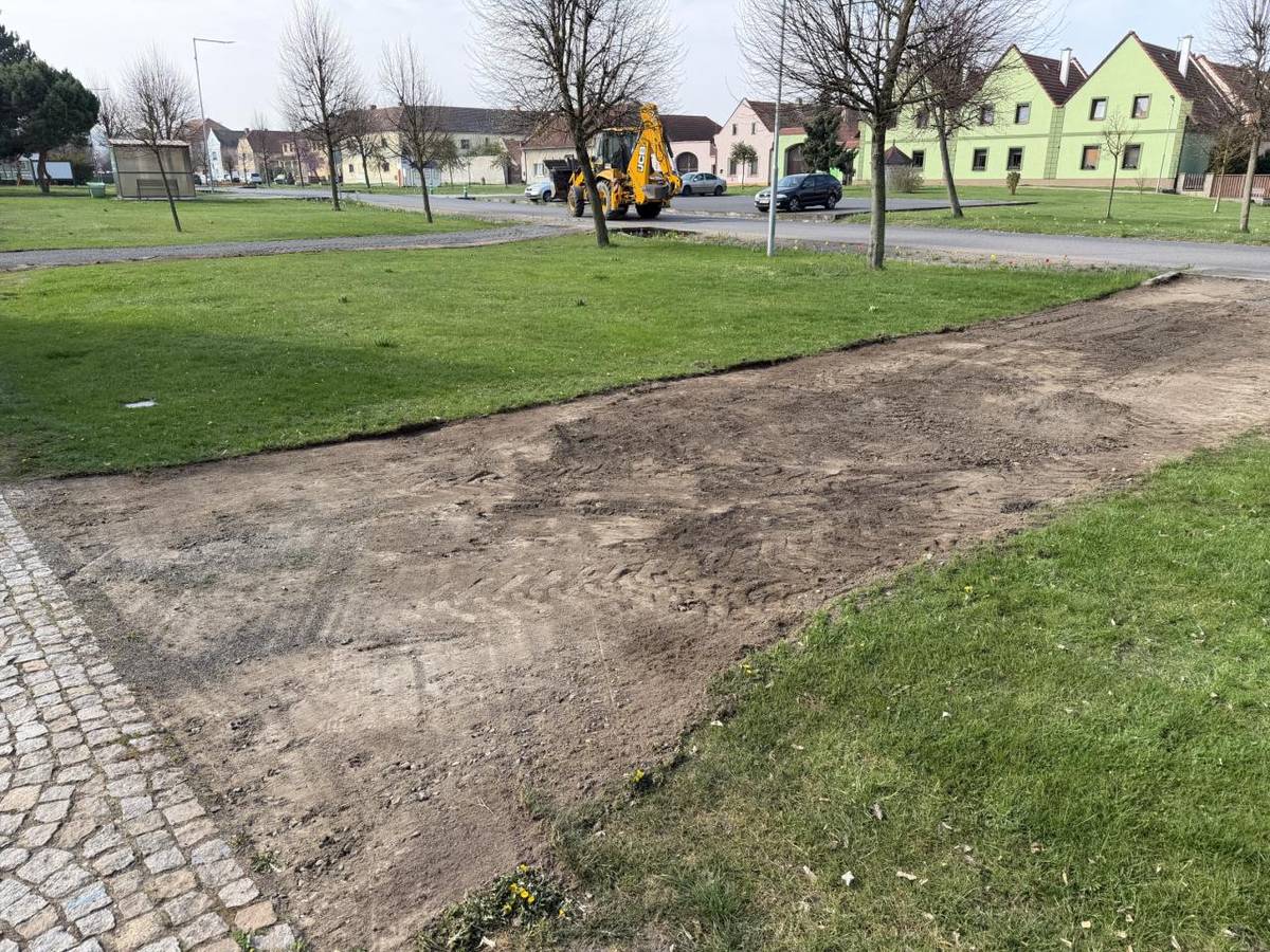 V současné době probíhají na návsi drobné stavební úpravy, které se týkají vjezdů k jednotlivým nemovitostem.