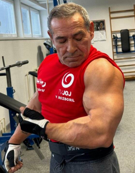 Hnúšťa, 16.4.2026 - Nie každý deň prichádzajú na mestský úrad správy, ktoré majú silu inšpirovať celé mesto. Keď tréner Dušan Dubek osobne navštívil prednostku úradu, nepriniesol len informácie o športovej príprave – priniesol príbeh odhodlania, návratu a obrovskej vôle meniť vlastný osud.