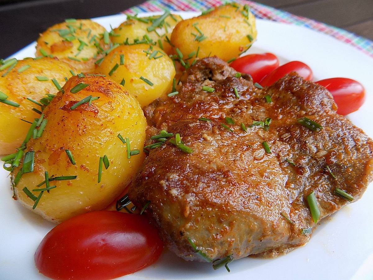 Pátek 17. dubna 2026 otevřeno od 17-22 hodin, k jídlu bude pečená krkovička na pivě s opečeným bramborem. Sobota otevřeno od 17-22 hodin. Neděle fotbal venku od 17.00 hodin, SK Krakovany B : Sokol Veletov.