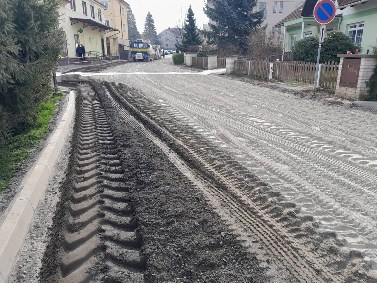 Vážení občané, v průběhu dubna probíhá oprava části komunikace před zdravotním střediskem v části ulice Bratří Koletů.  Upozorňujeme, že ve dnech 22. a 23. dubna bude tato část zcela uzavřena z důvodu pokládky finálního asfaltového povrchu.  Ve dnech 22. a 23. dubna mají MUDr. Hartman a MUDr. Hartmanová DOVOLENOU. Ve dnech 22. a 23. dubna bude uzavřena Lékárna Clara. Děkujeme za pochopení. Peter Koval oddělení místního hospodářství