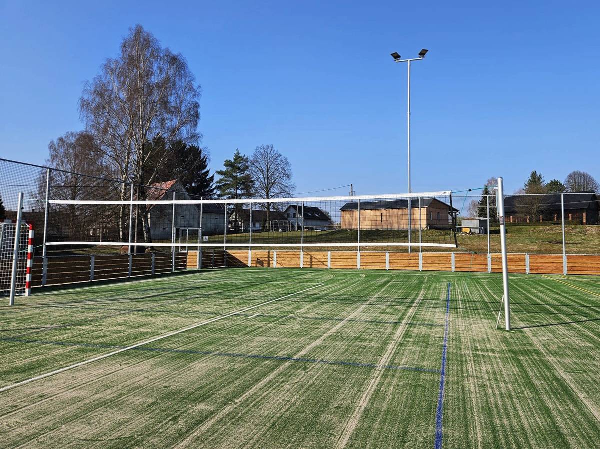Od pátku 17.4.2026 bude multifunkční hřiště volně přístupné. Sítě je možno zapůjčit v pracovní době OÚ Dubnice nebo po domluvě se sportovci TJ Dubnice.