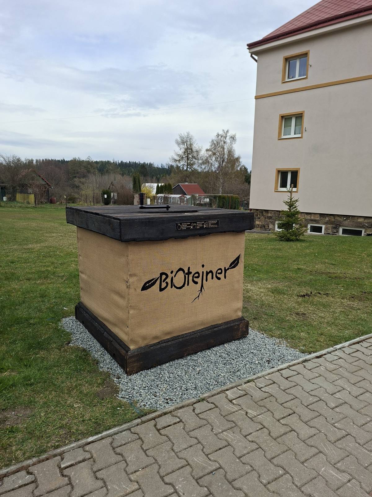 V ul. Mírová a B. Němcové (naproti školce) pro vás byly dnes umístěny další 2 biotejnery na vhazování zbytků rostlinného původu z domácností, které by neměly končit ve směsném netříděném odpadu. Stále si můžete zdarma vyzvednout na MěÚ malé 5 litrové biokoše na dočasné uložení bioodpadu přímo doma a také sadu třídících tašek do domácností. Vše bude zdarma vydáno pouze osobám s trvalým pobytem v Žacléři a zároveň nebudou dlužníky města za poplatek odpadů.