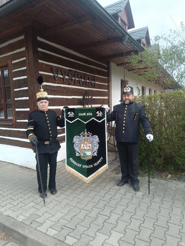Převzetí praporu Hornického spolku Vejprty🪨  Vážení spoluobčané, s velkou radostí a hrdostí bych vám chtěl oznámit, že dne 13. 4. 2026 jsme ve firmě Velebný v Ústí nad Orlicí převzali nový prapor pro Hornický spolek Vejprty. Musím říci, že něco tak nádherného a precizně zpracovaného jsem již dlouho neviděl. Špičková kvalita, zpracování i přístup firmy Velebný pro nás byly skutečným zážitkem a těšíme se na další spolupráci. Tento prapor bude hrdě reprezentovat naše město i Hornický spolek Vejprty nejen u nás, ale i v zahraničí. Nebojím se říci, že se zařadí mezi nejkrásnější prapory, se kterými budeme mít možnost se na různých setkáních s hrdostí poměřovat. Touto cestou bych chtěl poděkovat všem, kteří se na jeho vzniku podíleli – členům spolku i městu Vejprty. Zvláštní poděkování patří firmě Velebný v Ústí nad Orlicí. Rád bych vás také pozval na slavnostní předání a žehnání praporu, které se uskuteční dne 25. 4. 2026 od 14:00 u Kostela Nejsvětější Srdce Ježíšovo v Novém Zvolání.Srdečně zvu širokou veřejnost, aby s námi sdílela tento významný okamžik pro naše město. S pozdravem Zdař Bůh Martin Hippmann předseda Hornického spolku Vejprty
