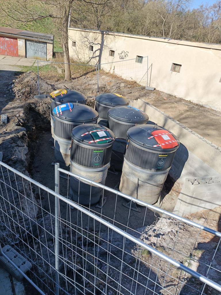 Kontejnery v ul. Družstevní byly přesunuty na žádost obyvatel domu č.p. 802, z důvodu jejich blízkého umístění u obytných místností. SVJ Družstevní 802 se na přesunu polopodzemních kontejnerů finančně podílí. Dokončeno bude v průběhu dubna.