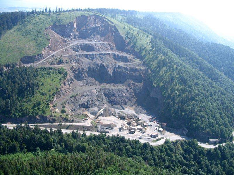 Dňa  16.04.2026  v čase od 10.00  do 16.00 sa budú vykonávať trhacie práce  v lome  Dubina.   Územie ohrozené účinkom trhacích prác bude uzatvorené hliadkami a pred samotným odstrelom budú vyhlásené signály tlakovou signálnou trúbou nasledovne  30 minút  pred odstrelom 2 dlhé tóny  1 minúta pred odstrelom 1 dlhý tón  po odstrele a prehliadke miesta a náloží bude vydaný ukončujúci signál 1 krátky tón  Žiadame občanov , aby sa vyhýbali uvedenému miestu a rešpektovali pokyny hliadok.