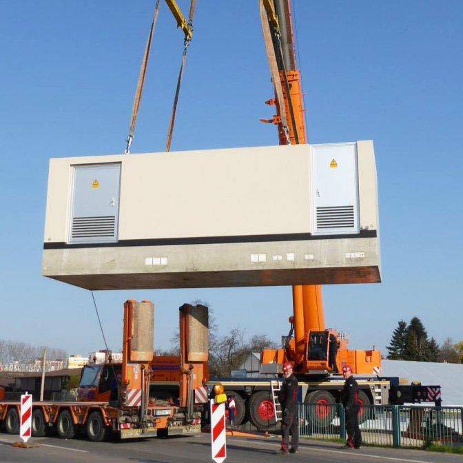 V pátek od 8:30 do 12:00 hodin bude potřeba přeložit na návsi VELKOU dvacetitunovou trafostanici ČEZ. Ta pak poputuje jiným nákladním autem na své budoucí stanoviště k ČOV Jenštejn. Bude to, vzhledem k váze a rozměrům nejen trafostanice, ale i potřebné techniky a návesního prostoru, na centimetry...