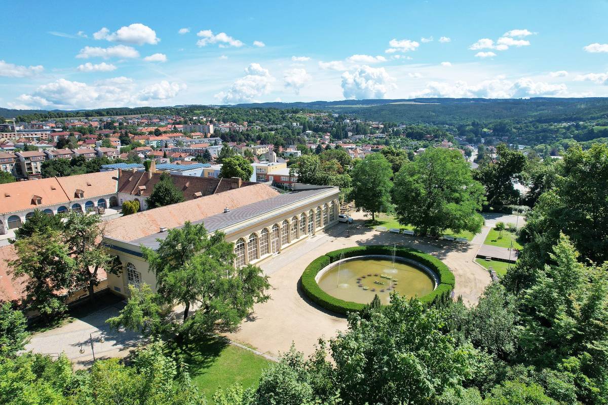 Město Boskovice připravuje v letošním roce komplexní rekonstrukci parku u zámeckého skleníku. Zahájení prací předpokládáme v průběhu května. Aktuálně probíhá výběrové řízení na zhotovitele, do něhož bylo možné podávat nabídky do 7. dubna.