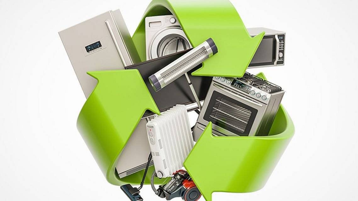 V sobotu 18. apríla 2026 prebehne v našej obci zber nebezpečných odpadov a elektroodpadu. Zber bude prebiehať výhradne v sobotu v čase od 10:30 do 11:30 pred kultúrnym domom priamo za prítomnosti posádky zberu. Uloženie odpadu mimo vyhradený čas je prísne zakázané a bude riešené v zmysle právnych predpisov.  Tiež je potrebné, aby nebezpečný odpad v nádobách, ktorý prinesiete, bol viditeľne označený, o aký odpad sa jedná (fixkou, štítkom,...). Napr. postrek, farba a pod. Odpady, v ktorých sa budú nachádzať neidentifikovateľné látky sa odvážať nebudú.  - - - Medzi nebezpečný odpad PATRÍ: - oleje (syntetické, mazacie, hydraulické), absorbenty (napr. handry nasiaknuté olejom,...), - farby, tlačiarenské farby, tonery, lepidlá, živice, - elektroodpad (ručné náradie, biela technika, vyradené elektrické zariadenie) – ZÁKAZ ROZOBERANIA ! - obaly znečistené nebezpečnými látkami (napr. plechovice od farieb, nádoby od riedidiel, motorových olejov,...), - batérie, akumulátory, - žiarivky, žiarovky, halogénové svietidlá, - postreky na rastliny a hnojivá. Medzi zbieraný nebezpečný odpad NEPATRÍ: - stavebný odpad, sutina, azbest, - druhotné suroviny (plasty, papier, kovy, sklo), - nábytok, matrace, - pneumatiky - bioodpad (odpady zo záhrad, bioodpad z kuchyne, jedlé oleje). - -