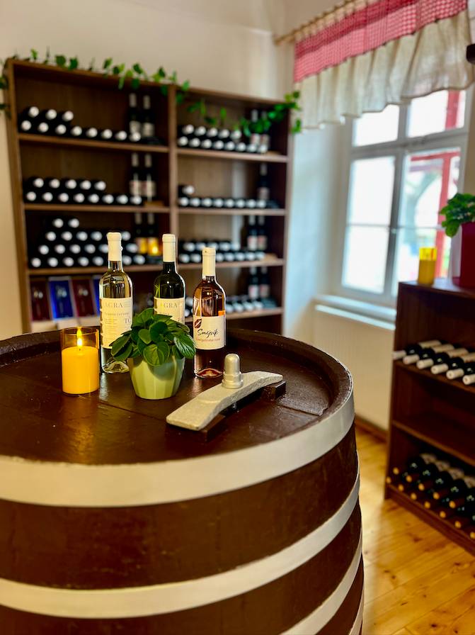 Zdravíme všechny přátele vína, od pondělí 13. 4. 2026 na Staré škole můžete nakoupit lahvová vína přímo od moravských vinařů. 🍇 Najdete nás zde každý všechní den od 8:00 do 16:00. ✨ V regálech na Vás čekají vína od vinařů z Dunajovic a Blatnice. V nabídce najdete bílou klasiku jako je Pálava, Hibernal, Chardonay, ale i červená vína, například Dornfelder, Cabernet Moravia, Frankovka a mnoho dalších. Možnost platby kartou. Těšíme se na Vaši návštěvu! 🍷🥂🍇🍇