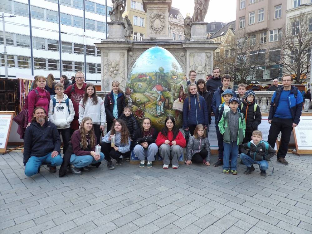 Na zelený čtvrtek vyrazili orlovští horolezci na čtyřdenní soustředění do Brna. Zúčastnili se nejen zkušení lezci, ale i nováčci, kteří se tomuto sportu věnují teprve od září. Společně navštívili lezecká centra Klajda a Hangár a lezecké stěny Hudy a Komec.   „Všichni tak měli možnost zdokonalit svou techniku na stěnách, které j...