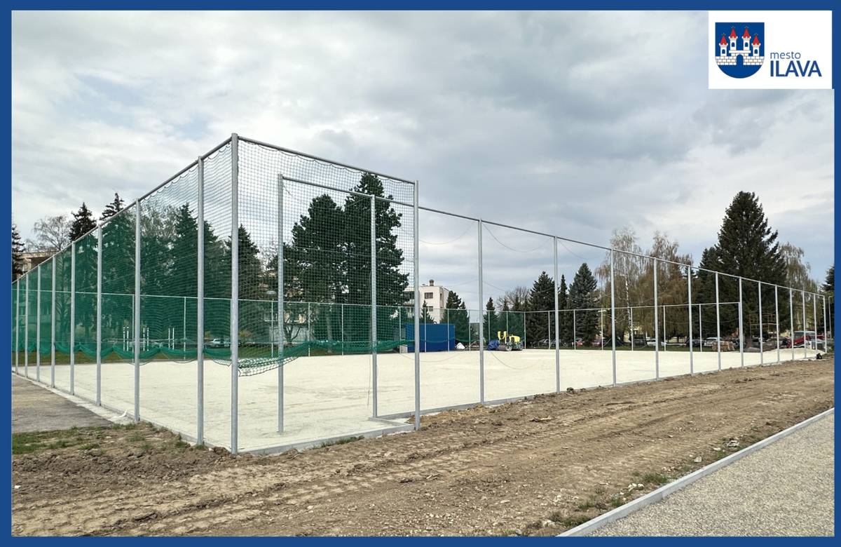 Práce na obnove športového ihriska v areáli základnej školy napredujú podľa dohodnutého harmonogramu.