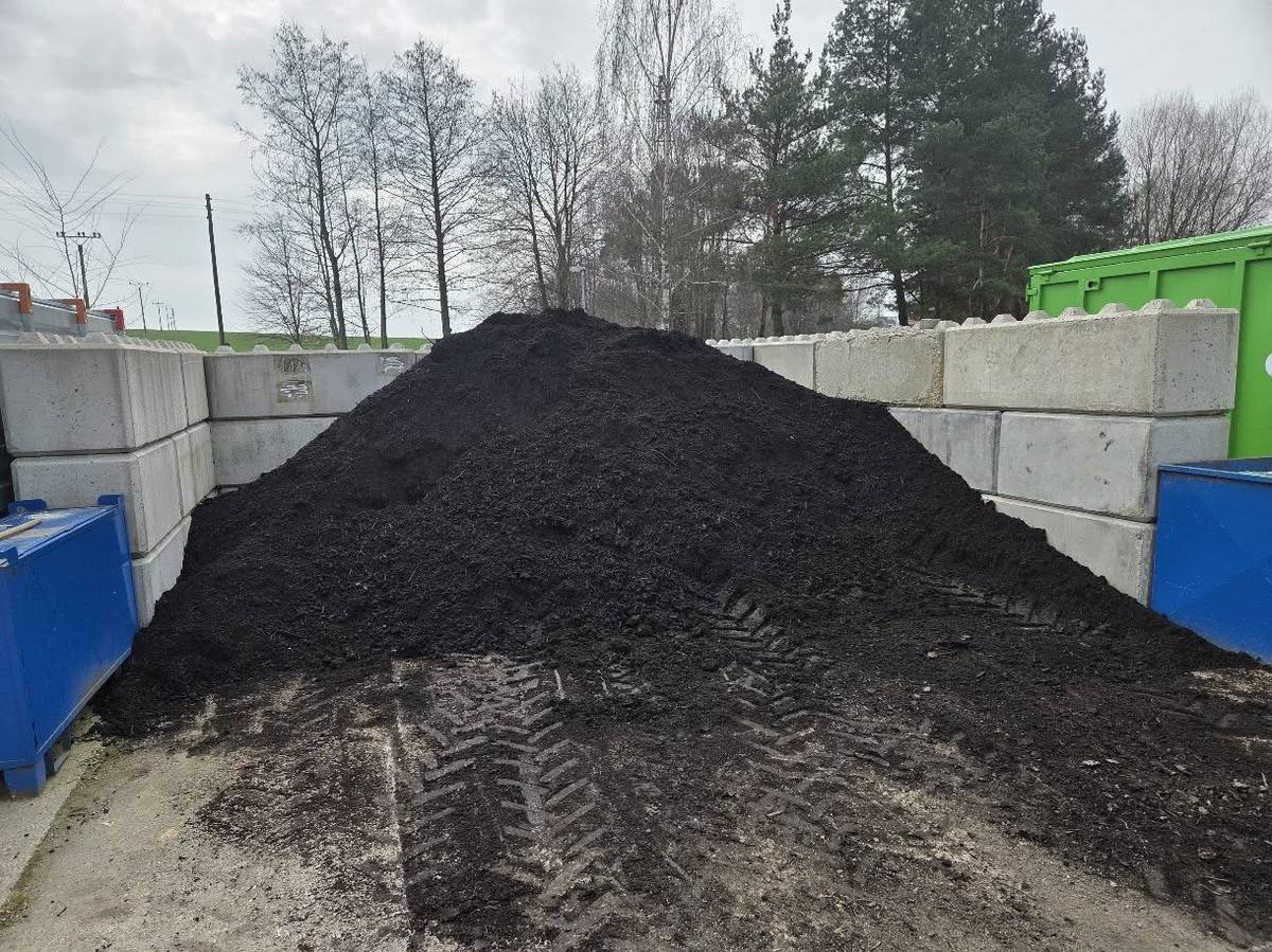 Byl zahájen předprodej kompostu, vyrobeném na naší kompostárně pro maloodběr v areálu Sběrného dvora na ulici Šelvická od 8 hod. do 12 hodiny. Po dohodě je možno domluvit odběr individuální, pro velkoodběratele (zemědělce) budeme prodávat přímo na kompostárně. Starosta obce