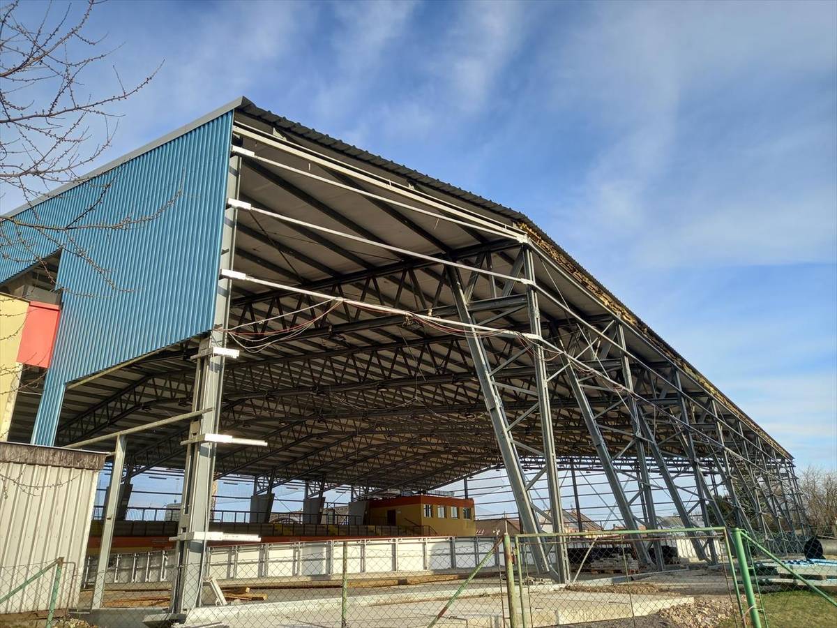 Od března probíhá rekonstrukce poličského zimního stadionu v hodnotě cca 65 mil. korun. V současné době je dokončeno zařízení staveniště včetně dočasných obslužných komunikací podél stadionu a také stavba jeřábu. Původní opláštění fasády bylo kompletně demontováno, byla zároveň zajištěna nutná ochrana betonové plochy proti jejímu poškození například ...