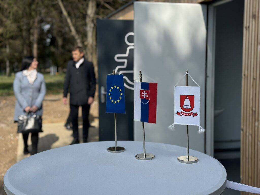 Mesto Spišská Belá dňa 17. apríla 2026 oficiálne otvorilo bezbariérové kontajnerové toalety pri Belianskom rybníku. Toto zariadenie bolo vybudované v rámci projektu „Dobudovanie súvisiacej infraštruktúry k cyklotrasám v regióne Belianskych...