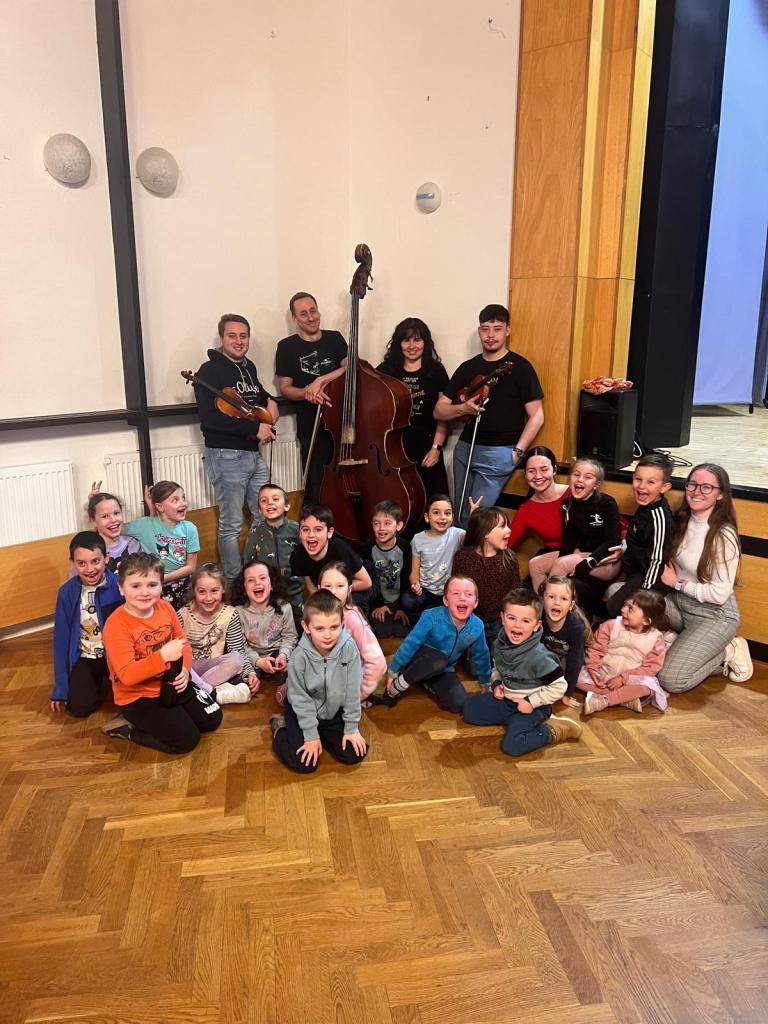 Mladší skupina Lúčánku si připravuje pásmo: Na poli u hrušky