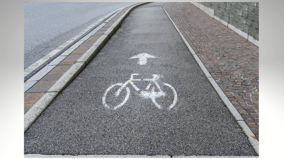 Od čtvrtka 16. 4. dojde k uzavírce části cyklostezky směrem na Kozojídky v délce cca 368 m z důvodu opravy poškozeného povrchu. Úsek vykazuje výrazné deformace a trhliny, které ohrožují bezpečnost provozu. Objízdná trasa bude na místě vyznačena. Uzavírka se týká spodní části cyklostezky před katastrem obce Kozojídky. Oprava bude probíhat v celé šíři komunikace v řešeném úseku, kde byly zjištěny podélné deformace a narušení konstrukčních vrstev. Navazující části cyklostezky budou v rámci prací lokálně sanovány. Žádáme občany o zvýšenou opatrnost a respektování přechodného dopravního značení.