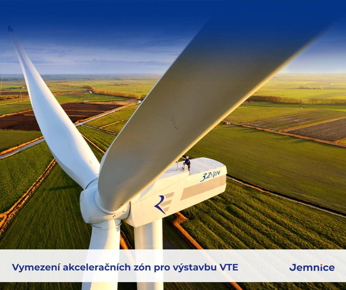 Informace k veřejné vyhlášce Ministerstva pro místní rozvoj (MMR) k návrhu Změny č. 2 Územního rozvojového plánu a oznámení o konání veřejného projednání týkající se mj. vymezení akceleračních zón vhodných pro výstavbu větrných elektráren (VTE)  Ministerstvo pro místní rozvoj zveřejnilo veřejnou vyhlášku k návrhu Změny č. 2 Územního rozvojového plánu. Tento návrh vymezuje akcelerační oblasti pro obnovitelné zdroje energie (OZE) celostátního významu a související územní opatření. V seznamu navržených oblastí jsou uvedeny také AOV73 Jemnice, AOV74 Lomy a AOV75 Jiratice jako vhodné lokality pro možnou výstavbu větrných elektráren (VTE).  Současně je ale nutné zdůraznit, že tato veřejná vyhláška neznamená zahájení žádné stavby ani potvrzení, že se v okolí Jemnice začne v dohledné době něco stavět. Jde o fázi projednávání návrhu celostátní územně plánovací dokumentace. Veřejná vyhláška oznamuje zveřejnění návrhu a konání veřejného projednání.  Veřejné projednání určené pro obce a veřejnost proběhne 15. května 2026 od 10:00 v Praze, současně bude zpřístupněn i on-line přenos. V rámci projednání bude možné klást dotazy. Případné připomínky je však možné uplatnit pouze písemně, a to do 1. června 2026 včetně.  Město Jemnice tuto informaci zveřejňuje proto, aby občané věděli, že návrh byl ministerstvem oficiálně zveřejněn včera v odpoledních hodinách a že se týká i našeho území. S dokumentací a důvodovou zprávou je možné se seznámit a případně ve stanovené lhůtě podat připomínky.  Podrobné materiály a oficiální dokumenty jsou dostupné zde: https://mmr.gov.cz/cs/ministerstvo/stavebni-pravo/koncepce-a-strategie/uzemni-rozvojovy-plan/zmena-c-2-uzemniho-rozvojoveho-planu-a-souvisejici Na tomto webu, v části "Návrhy jednotlivých územních opatření k akceleračním oblastem vymezeným v návrhu Změny č. 2 ÚRP", je možné se detailně seznámit s územním opatření o podmínkách a zmírňujících opatřeních, odůvodněním územních opatření o podmínkách a zmírňujících opatřeních a grafickým vymezením akceleračních zón. V zazipovaných souborech vždy pod příslušným opatřením (zkratkou), tzn. AOV73 Jemnice, AOV74 Lomy a AOV75 Jiratice.  Vedení města se těmito zveřejněnými dokumenty intenzivně zabývá. Aktuálně probíhá podrobná analýza dokumentace a vyhodnocování dopadů na naše území. O dalším vývoji vás budeme informovat.