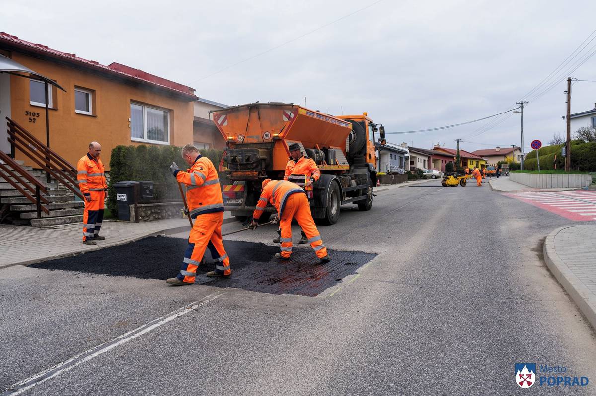 Správa mestských komunikácií uskutočnila opravu výtlkov na frekventovanej obchádzkovej trase na uliciach Vagonárska a Vodárenská.  Výtlky boli vyplnené asfalto-betónom. Pri oprave sa využila aj technológia lepenia asfaltových (bitúmenových) pásov. Tento postup pomáha zabrániť prenikaniu vody do podkladu, čím sa výrazne predlžuje životnosť samotnej výspravky.  „Priebežne sa snažíme zlepšovať stav mestských komunikácií a v tejto súvislosti reagovať aj na podnety od obyvateľov,“ uviedol primátor mesta Anton Danko.  Po realizovaných opravách sú tieto komunikácie v lepšom stave, vďaka čomu si vodiči môžu užiť komfortnejšiu jazdu.