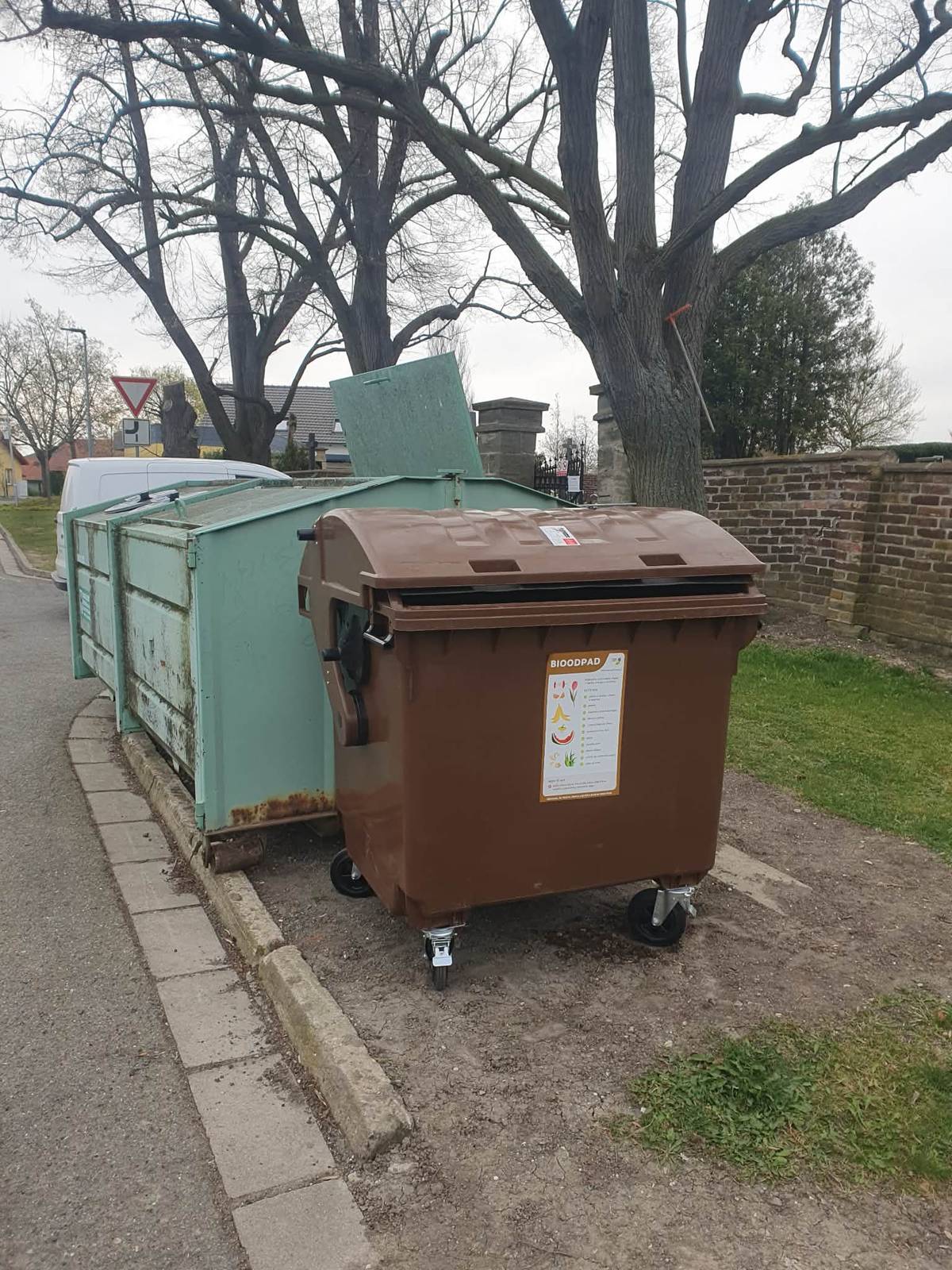 Technické služby  zkušebně umístily hnědé kontejnery na bioodpad na chrudimské hřbitovy, a to konkrétně na Urnový háj, hřbitov U Václava a v Markovicích. 🥬🌿 Do nádob patří zejména: tráva, listí, drobné větve, květiny či věnce – ovšem zbavené obalů, látek, umělých hmot, drátků apod.  Ostatní odpad do těchto nádob nevhazujte!   Děkujeme za udržování čistoty. 🧡