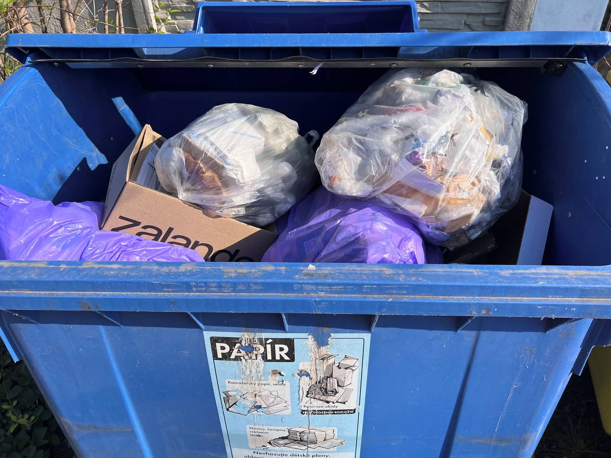 Upozorňujeme, že v ulici Pazderského je kontejner na papír, ve kterém se nachází směsný odpad. Prosíme o respektování správného třídění a případné využití jiného kontejneru v okolí, aby nedocházelo k ...