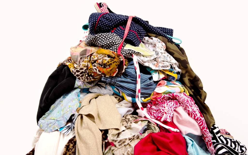 V sobotu 23.mája 2026 zbierame triedený odpad z textilu, čiže odevy, bytový textil, obuv, textilnú a koženú galantériu..