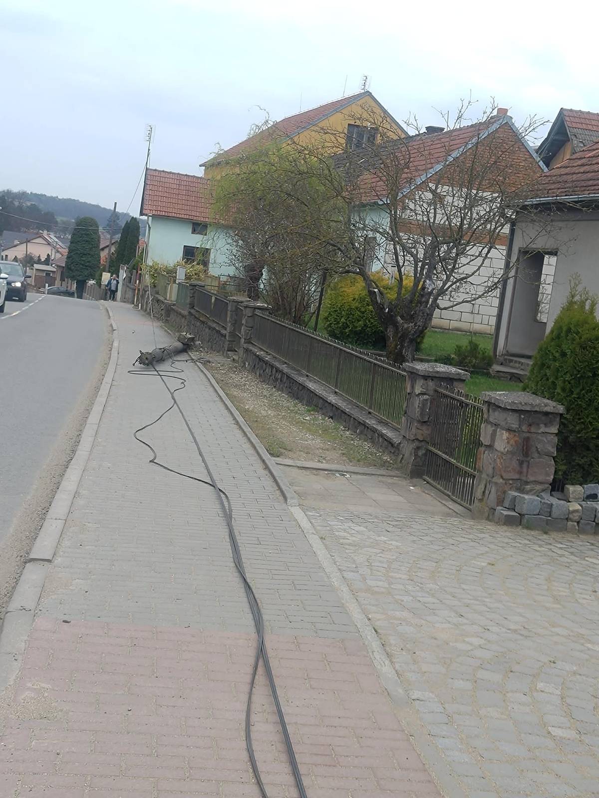 Vážení občané, informujeme vás, že situaci se spadeným sloupem řešíme. Dle sdělení společnosti Cetin nemá obec s poškozeným sloupem a kabely v lokalitě "vévoz" nijak manipulovat, havárie bude odstraněna společností Cetin v příštím týdnu. Děkujeme za pochopení.