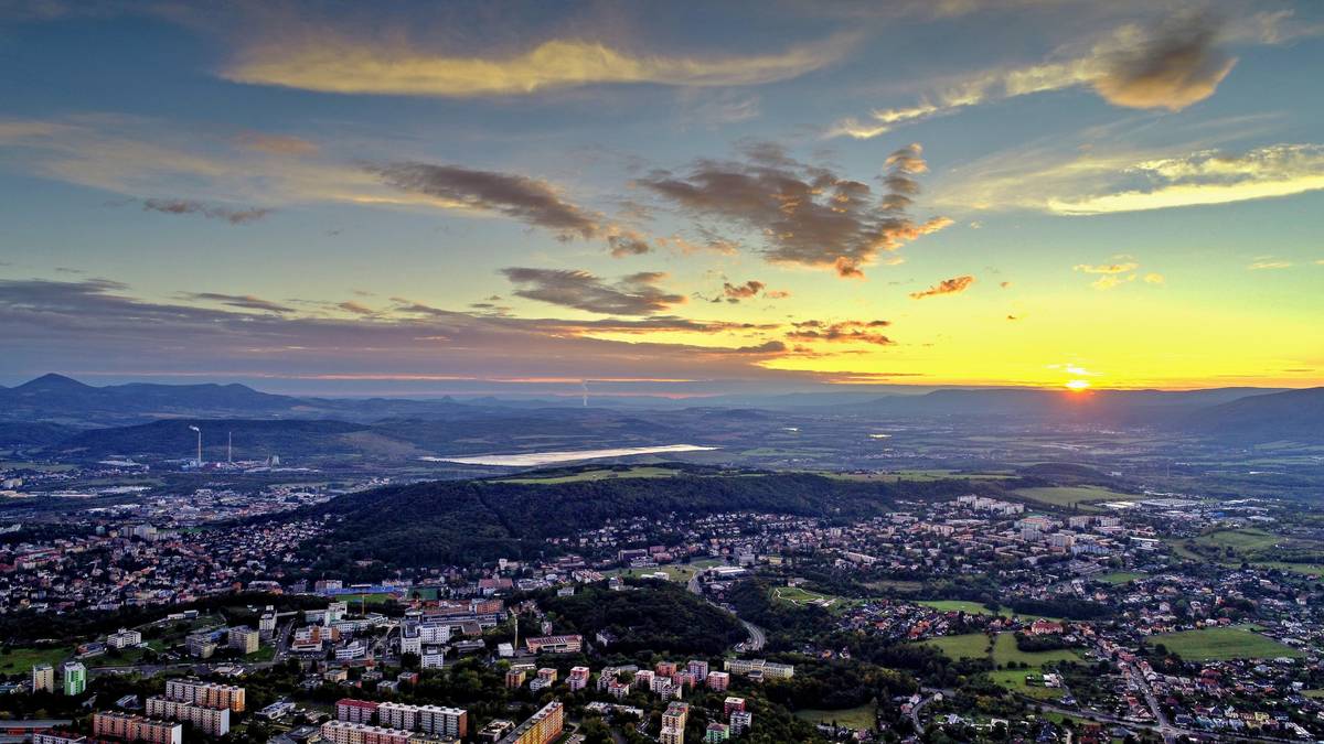 🤩 Pokračuje ZAHÁJENÍ TURISTICKÉ SEZÓNY 2026 NA ÚSTECKU, vyberte z mnoha akcí tu, která Vás zajímá. 🎟️ Zvýhodněný balíček vstupenek TicketPack Vám umožní navštívit pět vybraných turistických cílů s více než 40% slevou a zároveň využít další zajímavé bonusy.  🏊♀️ Na odpočinek a relax můžete vyrazit do plaveckého a volnočasového areálu Koupaliště Brná nebo do Saunového světa v Plaveckém areálu Klíše.  🚌 Zkuste ulovit jarní autobus Dopravního podniku města Ústí nad Labem. PÁTEK 17. 4.  ✅ Divadlo města Ústí nad Labem hostí představení žáků tanečního oboru a pěveckého sboru Štětí s názvem Obrázky z výstavy ✅ Veřejný sál Hraničář pořádá Večer filmových kraťasů vol. 2 a další z hudebních večerů TANZFLÄCHE #22 ✅ Dům dětí a mládeže zve na koncert skupiny Scarred ✅ Kulturní středisko města Ústí nad Labem zve do Národního domu na koncert textaře a hudebníka Františka Skály  s dechovou hudbou Provodovjané; dále do Domu kultury na Koncert filmové hudby v podání Symfonického orchestru D. Havlíčka ✅ Do klubu Bedna Ústí vyrazte na Let It Roll warm up ✅ O večerní zábavu se v Café Max postará DJ Funkenstein  SOBOTA 18. 4.  ✅ Nenechte si ujít jubilejní 60. ročník tradičního jarního turistického pochodu Ústecká jarní padesátka ✅ Knihovna Ústeckého kraje zve na turistický výlet Za výhledy i historií na Bukovku ✅ Dům dětí a mládeže pořádá workshop pletení z pedigu ✅ Státní zámek Velké Březno zve v rámci Dne památek na netradiční prohlídky ✅ NPÚ Ústí nad Labem zve v rámci Dne památek na prohlídky Schichtovy vily  ✅ Veřejný sál Hraničář promítá tři filmy: pro děti Tajemství sýkorek, komedii Zlom vaz, bav se, neumři a horor Lee Cronin: Mumie ✅ Veřejný sál Hraničář zve na komentovanou prohlídku výstavy Bydlet Ústí. Dostupné reality ✅ Divadlo města Ústí nad Labem uvede strhující balet Don Quijote ✅ Činoherní studio uvede veselou převlekovou komedii Sluha dvou pánů ✅ Kulturní středisko města Ústí nad Labem zve do Domu kultury na zábavnou koncertní show Muzikály naruby a do Národního domu na koncert kapely Keks NEDĚLE 19. 4. ✅ Divadlo města Ústí nad Labem hostí Krajskou postupovou přehlídku scénického tance mládeže a dospělých ✅ Veřejný sál Hraničář promítá dva filmy: pro děti Pásmo filmů Karla Zemana a pro dospělé nesestříhanou, necenzurovanou a dosud neviděnou verzi Kill Bill: Kompletní krvavá aféra ✅ Nenechte si ujít první domácí zápas Blades Ústí nad Labem vs. Brno Alligators (na hřišti v Olšinkách) ✅ V Domě kultury vystoupí česká písničkářka Radůza