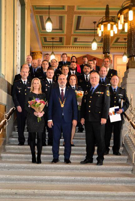 V obřadní síni prostějovské radnice dnes, 17. 4. 2026, převzali ocenění strážníci, policisté, hasiči a pracovníci, kteří se starají o bezpečí obyvatel našeho města. Pamětní odznaky a vyznamenání převzali ocenění z rukou primátora města Františka Jury a ředitele městské policie Libora Šebestíka. Pamětní odznak územního odboru Prostějov PČR předal plukovník Leoš Klučka společně s majorem Petrem Kočířem. Slavnostní akce se za město účastnili také náměstek Jiří Pospíšil, náměstkyně Milada Sokolová a Marcela Župková a radní Radim Weisser.                               Číst dál...