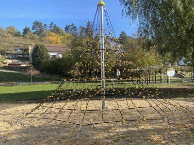 Z důvodu nezbytných oprav je lanová pyramida ve sportovním areálu dočasně uzavřena a není možné ji využívat.