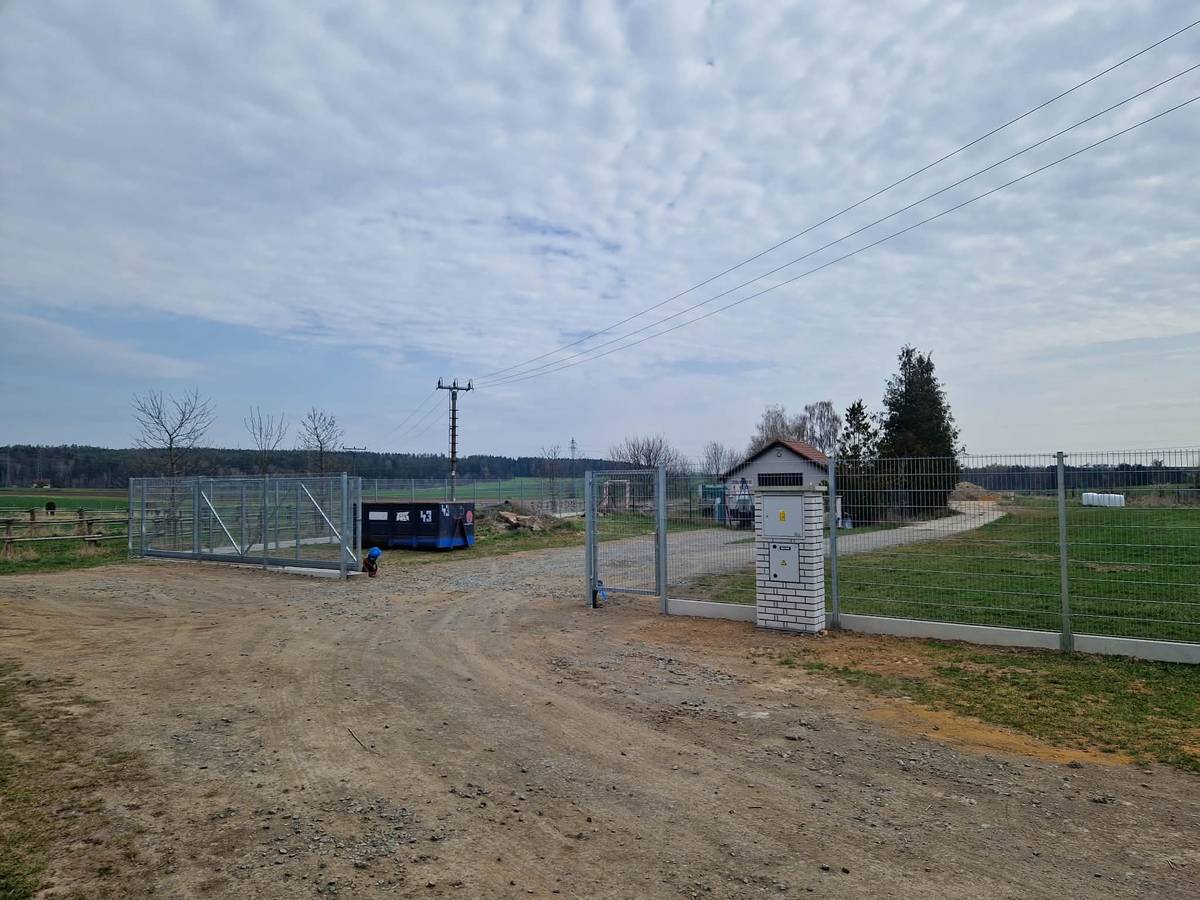 Vážení spoluobčané, milí sousedé, dovolujeme si Vás informovat, že kontejner na železo je od dnešního dne umístěn za novým oplocením v rámci areálu ČOV. V příštím týdnu sem bude přemístěn také kontejner na zeleň. Sběrné místo funguje aktuálně ve zkušebním režimu bez omezení, bude pouze monitorováno. Jeho další provoz bude upravován dle zkušeností z provozu (černé skládkování, nepořádek, krádeže apod.)