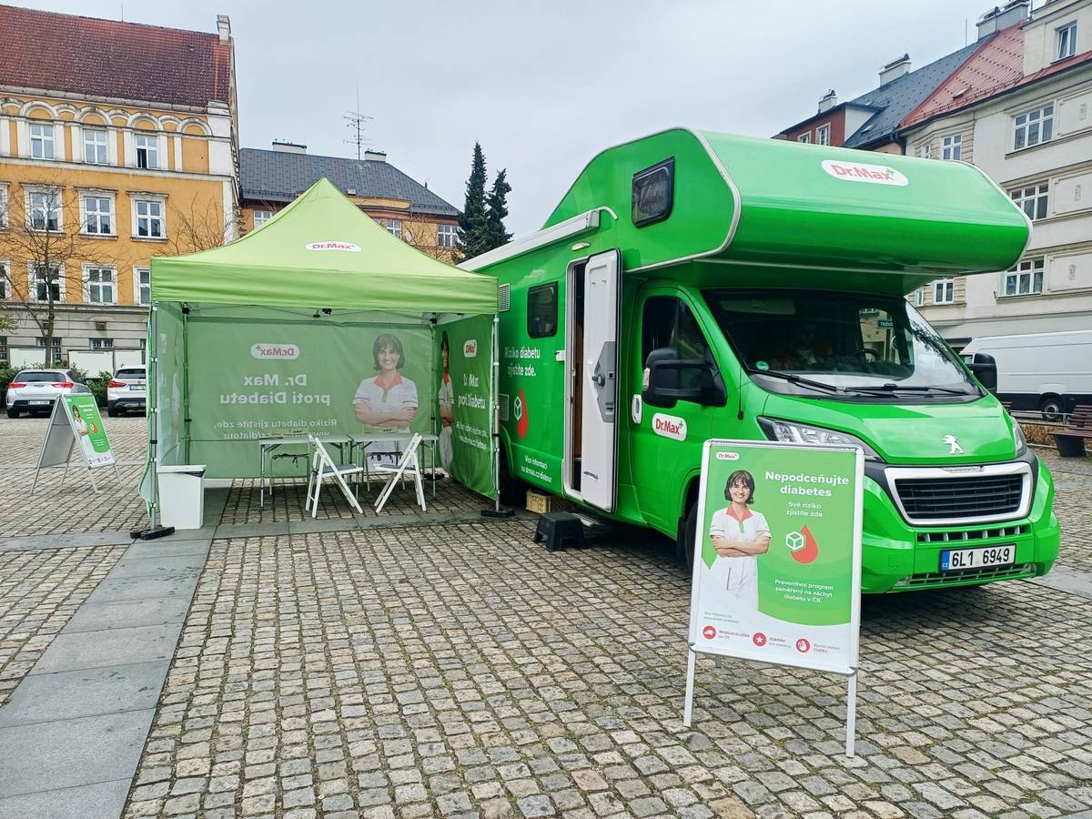 Máte dnes cestu přes centrum Českého Těšína? Využijte jedinečnou příležitost a zastavte se u mobilní testovací jednotky sítě Dr. Max, která právě teď parkuje přímo na náměstí ČSA. V rámci dnešní preventivní akce, která probíhá až do 18:00 hodin, nabízí všem kolemjdoucím bezplatné orientační měření glykémie a konzultaci zdravotního stavu. Zjištění hladiny cukru v krvi je velmi rychlé a probíhá šetrným odběrem z bříška prstu, takže se nemusíte bát žádného zdlouhavého procesu. Odborníci z týmu Dr. Max vám na místě výsledky ihned interpretují a poradí vám, jak o své zdraví lépe pečovat. Je to ideální šance, jak věnovat pár minut svému tělu a mít jistotu, že je vše v pořádku, a to i v případě, že máte čas až později odpoledne.