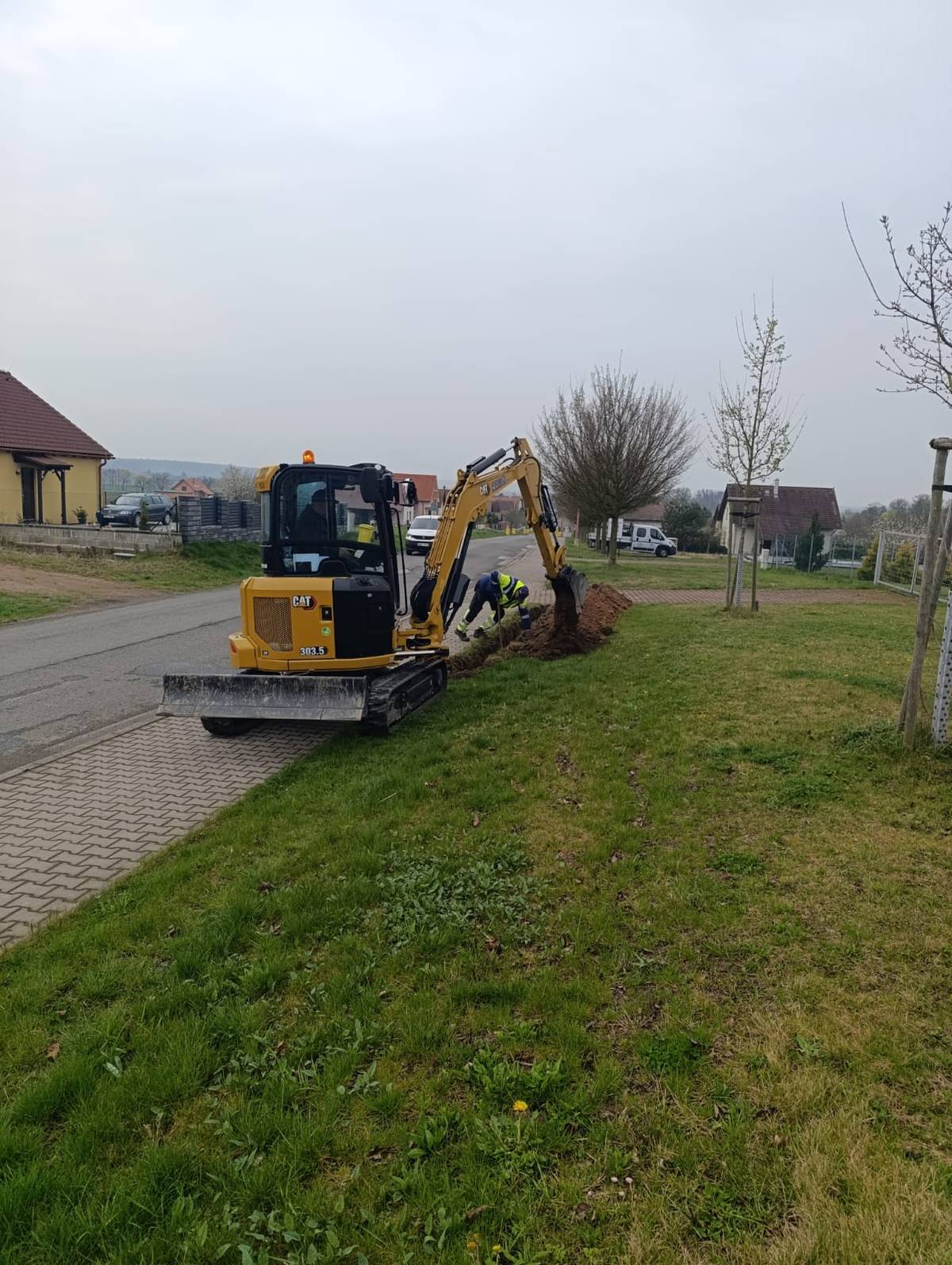 15. dubna jsme zahájili kompletní rekonstrukci veřejného osvětlení v obci, v rámci které budou položeny i optické kabely. Prosíme občany o zvýšenou opatrnost, jelikož se na různých místech budou pohybovat pracovníci realizační firmy a stavební technika.