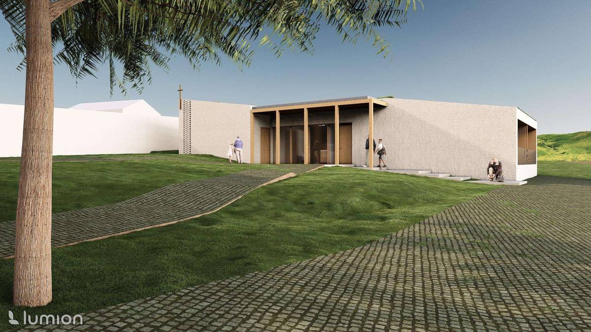 CHODOV (15. 4. 2026) – Moderní kaple se zázemím, která by nesloužila pouze církevním účelům, ale stala se i centrem setkávání místních obyvatel, by mohla v budoucnu vzniknout v Chodově. Město už má k dispozici architektonickou studii od ateliéru Veselák + Toman architekti, jejímž cílem bylo prověřit reálné možnosti výstavby a navrhnout podobu nového pastoračně-kulturního objektu. „Kaple by měla sloužit jak církevním účelům, tak například jako důstojné místo pro svatby či poslední rozloučení. Měla by být otevřená i kulturním akcím a sloužit Chodovákům. Město by si určitě zasloužilo, aby zde opět vyrostla architektonicky moderní budova, naposledy to byla knihovna,“ okomentoval záměr na dubnovém jednání zastupitelstva starosta města Patrik Pizinger. Právě tam zastupitelé projednali a schválili text memoranda o spolupráci mezi Chodovem a římskokatolickou farností Chodov. „Není to stavba města, memorandum ale říká, že jsme v tomto partneři,“ poznamenal starosta. Navrhovaná stavba má vzniknout v severní části farní zahrady u kostela sv. Vavřince. Citlivě doplní stávající areál na návrší a bude respektovat dominantní barokní kostel i okolní hřbitov. Uvnitř objektu vznikne především víceúčelový sál sloužící jako kaple, doplněný o zpovědnici a technické zázemí. Na něj naváže klubovna s čajovou kuchyňkou pro menší setkávání a komunitní aktivity. Součástí budou také dva menší byty, sociální zařízení i zázemí pro návštěvníky kostela, které dnes chybí. Nově navržená bezbariérová cesta a vstup ze zahrady navíc zlepší přístupnost celého areálu. Projekt souvisí i se záměrem prodeje stávající fary, která už neodpovídá potřebám farnosti. Výnos z jejího prodeje má být investován právě do výstavby nového objektu.