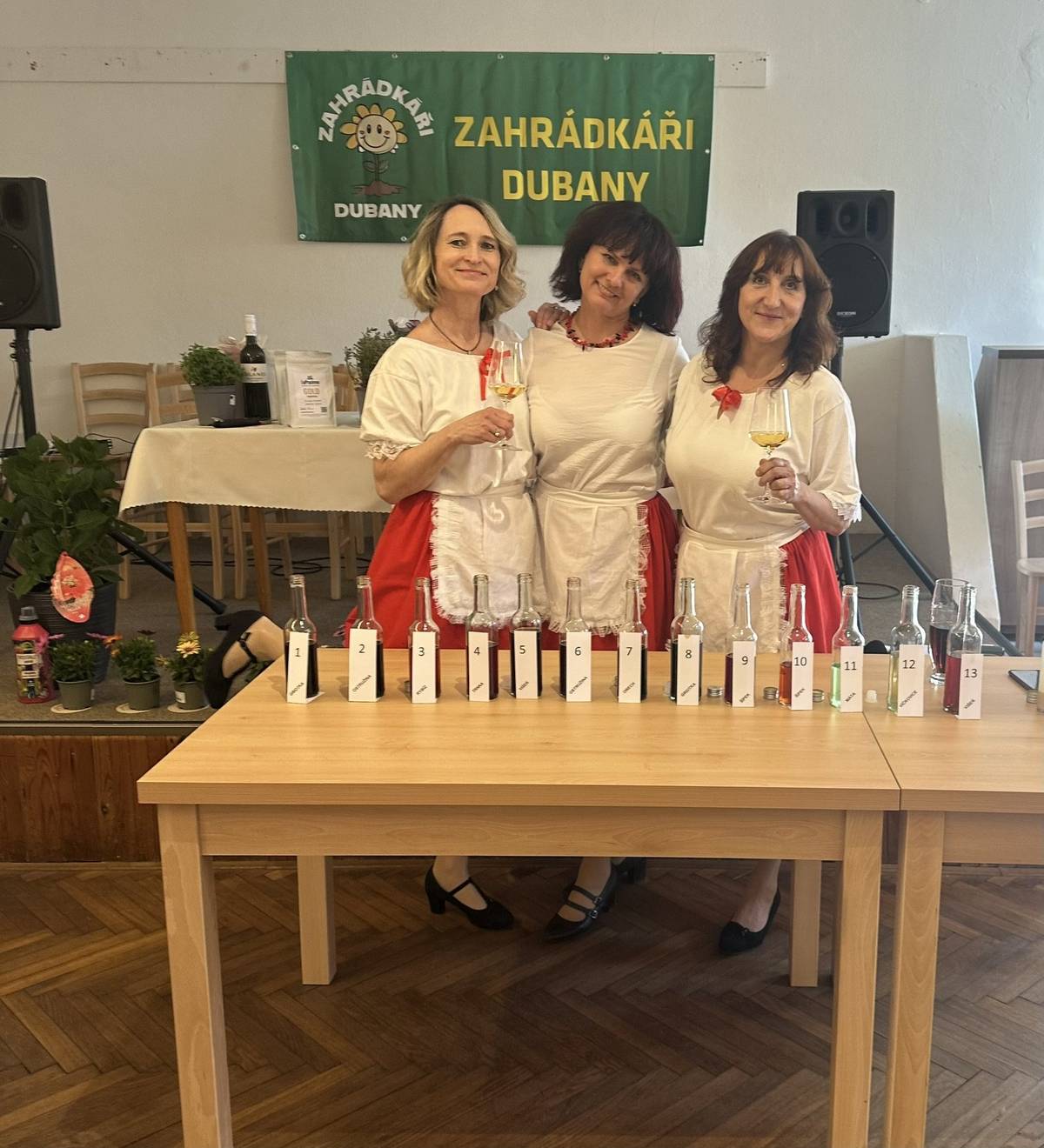 Minulá sobota v Dubanech patřila všem pěstitelům a milovníkům dobrého pití. Tradiční košt pořádaný našimi zahrádkáři se opět náramně vydařil! Kdo letos bodoval nejvíce?🏆  🥇 Vína: František Vaníček (Černý bez) 🥇 Likéry: Luboš Oravec (Trnka) 🥇 Pálenky: Jana Šabatová (Meruňka) 🥇 Neovocné likéry: Iva Sehnoutková (Baileys) Letošní Cena starostky obce Dubany má ale i jinou než ovocnou vůni. Putuje do rukou otce a syna Skřekových! Ne za víno či pálenku, ale za jejich famózní ovar, který pro nás každoročně vaří přímo na nádvoří Dubanky. Pánové, děkujeme, bez vás by to nebylo ono! 🍖👏 Obrovské díky patří celému organizačnímu týmu a také našim sponzorům, díky kterým jsme si mohli toto odpoledne užít: 🔹 Obec Dubany 🔹 Obec Třebosice 🔹 Roman Mokrý 🔹 Miloslav Škrha 🔹 Vinařství Holánek Děkujeme všem za účast a těšíme se zase za rok! Na zdraví! 🥂 #Dubany #Kost #Zahradkari #Tradyce #Vitezove #Dubanka #ObecDubany