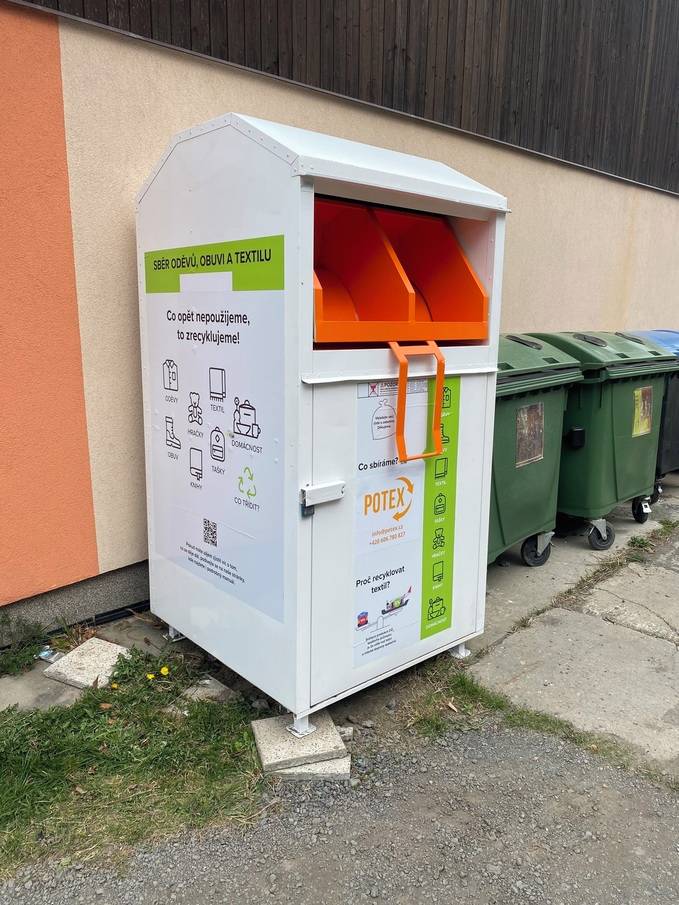 Vážení spoluobčané,    za KD je opět k dispozici kontejner na sběr použitého textilu. Do tohoto je možno vkládat: oděvy, povlečení, deky, doplňky, hračky, tašky, kabelky, batohy, ručníky, ložní prádlo, obuv a knihy